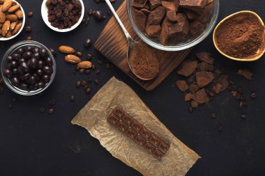 Çikolata ve fındık siyah arka plan üzerine Üstten Görünüm