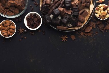 Çikolata ve fındık siyah arka plan üzerine Üstten Görünüm