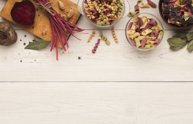 Beyaz arka plan olarak el yapımı makarna türleri