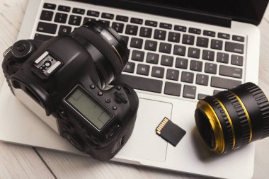 Bilgisayarda fotoğraf kamera, lens ve bellek kartı