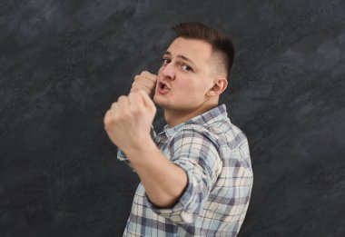 Genç adam siyah stüdyo arka plan üzerinde Delme