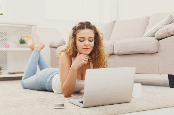 Menina estudante pensativo usando laptop — Fotografia de Stock