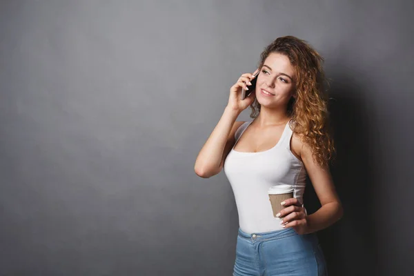 Ung flicka pratar telefon med kaffe — Stockfoto