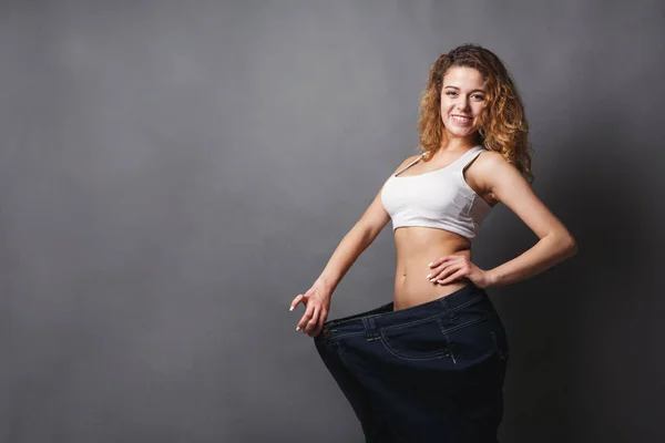 Mujer usando jeans tamaño mucho más grande — Foto de Stock