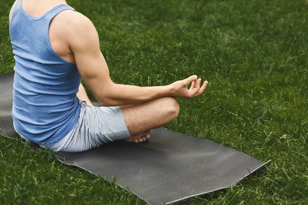 Ung man praktisera yoga, koppla av meditation pose — Stockfoto