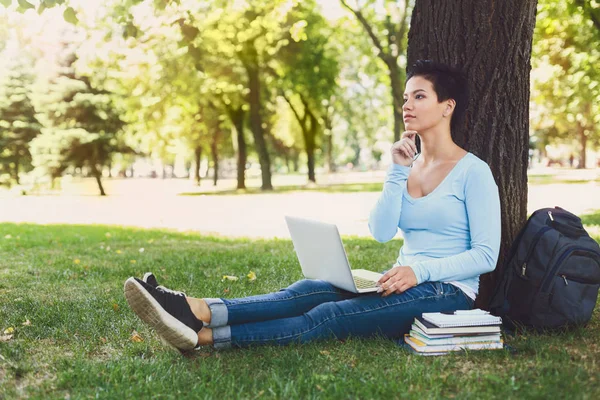 Chica estudiante guapo con portátil al aire libre — Foto de Stock