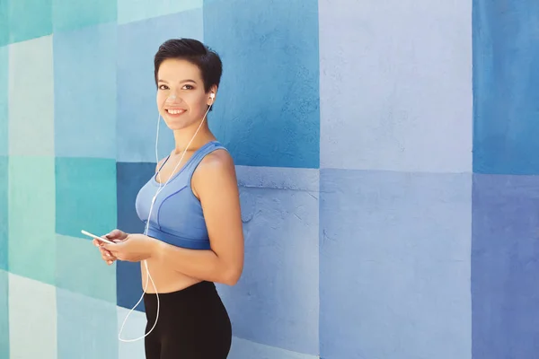 Mujer elegir la música para escuchar durante el entrenamiento — Foto de Stock