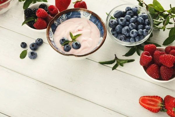 Riklig frukost på vitt trä bord — Stockfoto