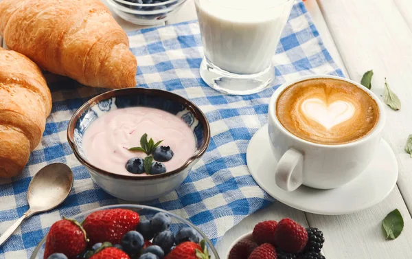 Pequeno-almoço continental com croissants e bagas em xadrez c — Fotografia de Stock