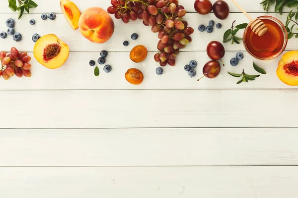 果実と白い木製テーブル トップ ビューでフルーツの盛り合わせ — ストック写真