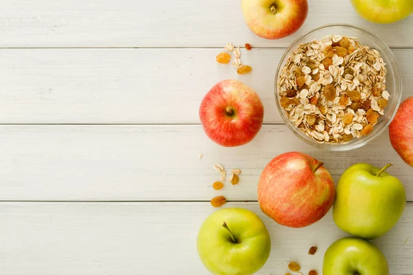 Refeições matinais saudáveis com muesli e maçãs — Fotografia de Stock