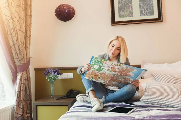 Mulher procurando direção no mapa de localização — Fotografia de Stock