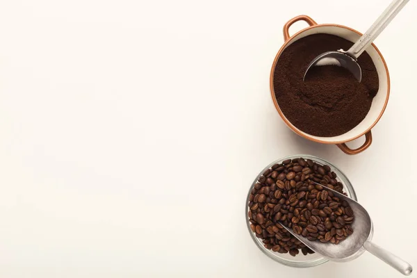 Vista superior em grãos de café e tigelas de energia isoladas em branco — Fotografia de Stock
