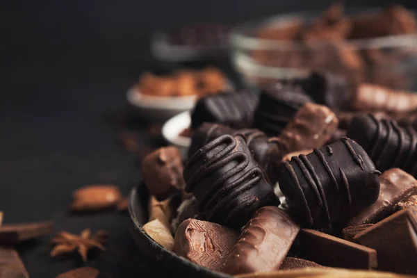 Verscheidenheid van chocolade snoepjes in oude ouderwetse kom — Stockfoto