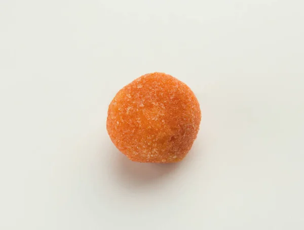 Okrągły pomarańczowy czekoladowe cukierki na białym tle — Zdjęcie stockowe