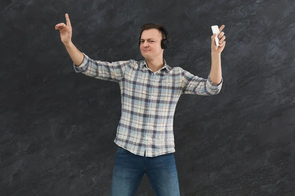 Hombre escuchar música en los auriculares, toma de estudio — Foto de Stock