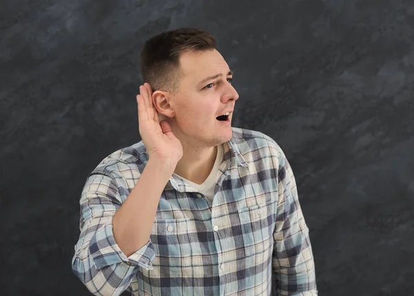 Kipróbálás-hoz hallgatni a pletykák, fiatal férfi — Stock Fotó