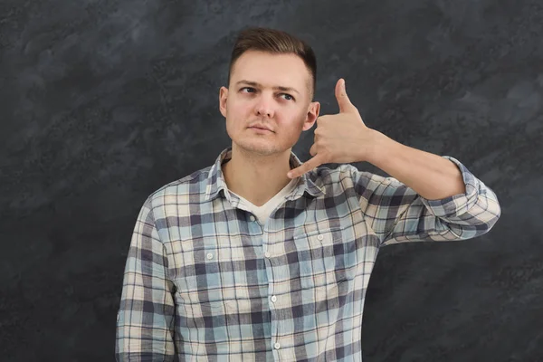 Hombre atractivo haciendo llamarme gesto —  Fotos de Stock