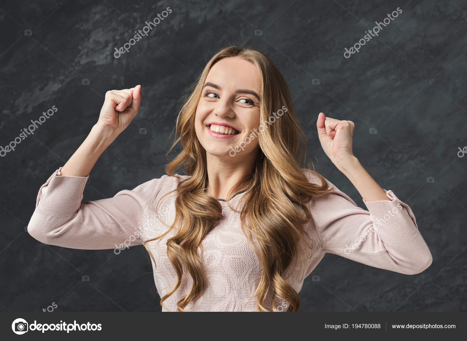 Mujer haciendo gestos con los brazos levantados, disfrutando del