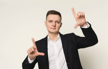 Genç işadamı sanal ekran için iş kullanma