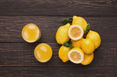 Yığın limon tabak ve limonata gözlük, üstten görünüm
