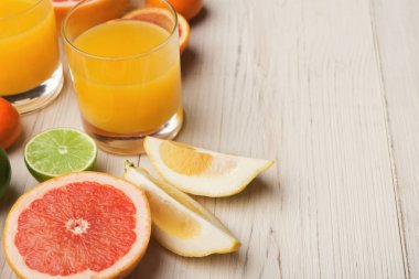 Yığın turuncu ve beyaz tahta üzerinde suyu cam