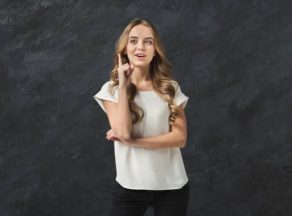 Hermosa mujer teniendo una idea — Foto de Stock