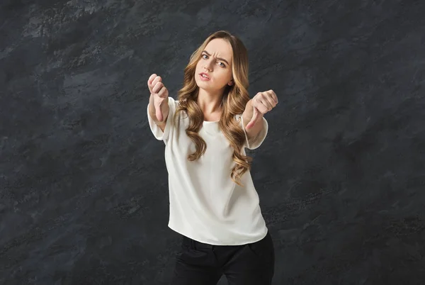 Donna gesticolando pollice verso il basso segno — Foto Stock