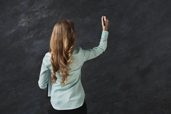 Vrouw schrijven op lege muur terug weergave — Stockfoto