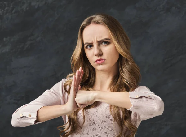 Mulher irritada pronta para lutar e brigar — Fotografia de Stock