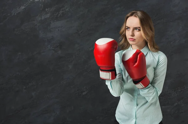 Donna in guanto da boxe rosso pugno alla porta — Foto Stock