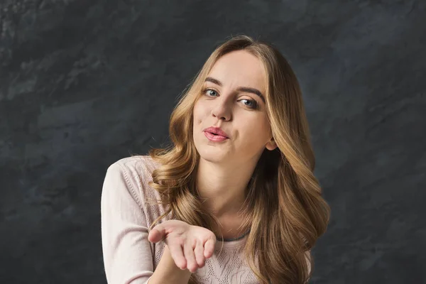 Attractive beautiful woman showing air kiss — Stock Photo, Image