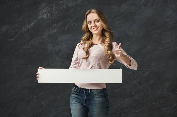 Mujer joven con papel blanco en blanco — Foto de Stock