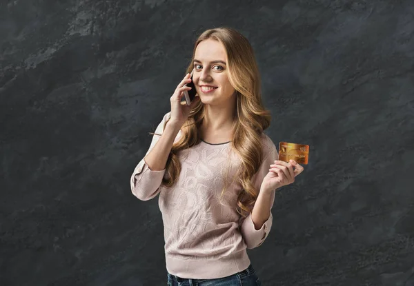 Gelukkig vrouw winkelen online met credit card — Stockfoto