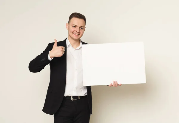 Jeune homme d'affaires avec papier blanc vierge — Photo