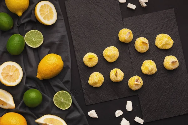 Sokféle érett citrom-fekete háttér — Stock Fotó