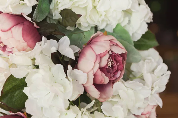 Крупный план свадебного букета в розовых тонах — стоковое фото