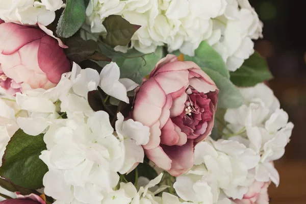 Fechar-se de buquê de casamento em cores rosa — Fotografia de Stock