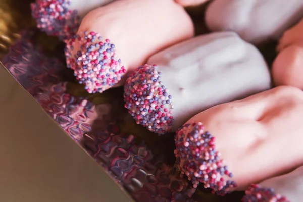 Eclairs com cobertura rosa, close-up — Fotografia de Stock