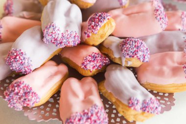 Eklerleri pembe krema, closeup ile