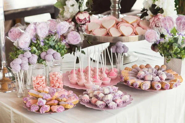 Mesa de postres para cualquier fiesta en el fondo de madera —  Fotos de Stock