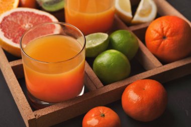 Olgun turuncu gri arka plan üzerinde çeşitli