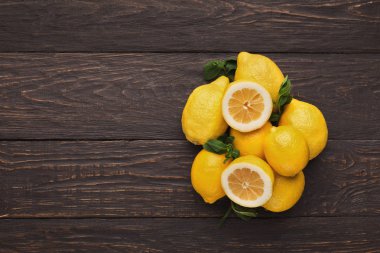 Yığın limon tabak ve limonata gözlük, üstten görünüm