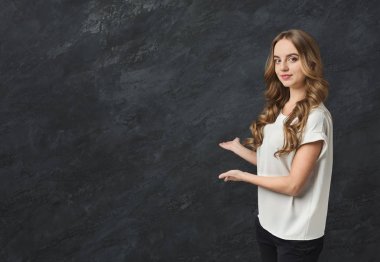 gülümseyen kadın bir şeyler gösteriyor