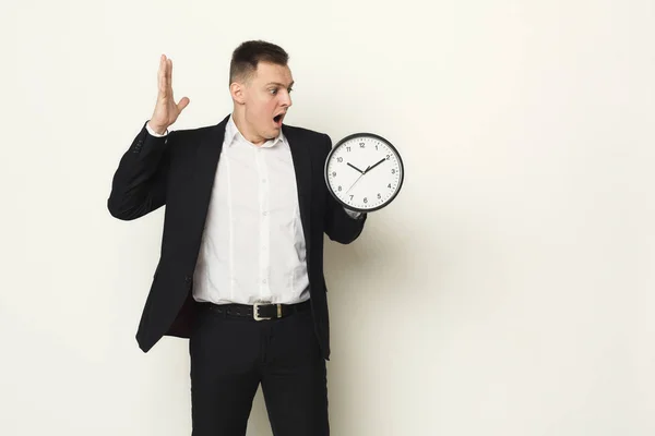 Empresario sorprendido mirando el reloj —  Fotos de Stock