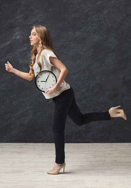 Mladá žena emocionální běží s hodinami — Stock fotografie