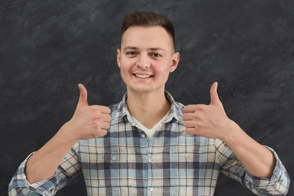 Junger glücklicher Mann mit erhobenem Daumen — Stockfoto