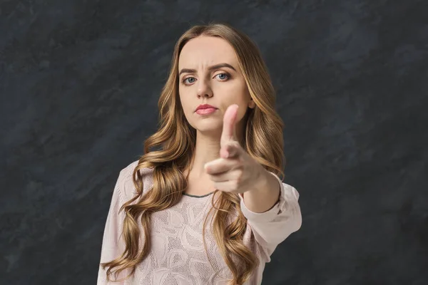 Meisje wijzende vinger op camera — Stockfoto