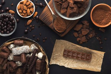 Çikolata ve fındık siyah arka plan üzerine Üstten Görünüm