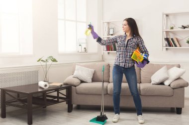 Oda temizlemek hazır boya, vernik ile kadın